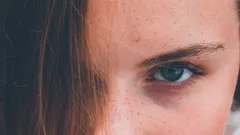 Portret kobiety z naturalnym makijażem i uśmiechem