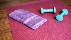 Mata do jogi, hantle i ręcznik przygotowane do treningu
