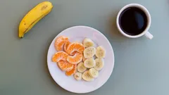 Zdrowe śniadanie z żółtym bananem na białym talerzu ceramicznym