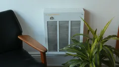 Pokój z krzesłem i grzejnikiem na ścianie