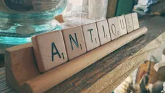 Scrabble ułożone słowa antyki i praca na stole
