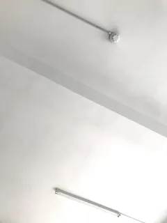biała lampa sufitowa wyłączona