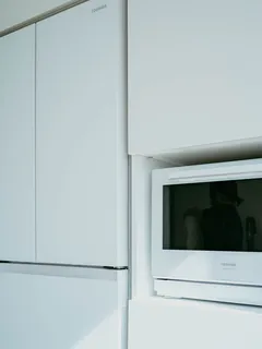 Wbudowana mikrofalówka w ścianie kuchni nowoczesnej