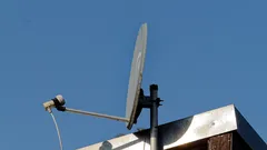 Antena satelitarna zamontowana na ścianie budynku