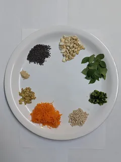 Biała ceramiczna talerz z brązowym ryżem
