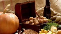 Martwa natura z orzechami, dynią, chlebem i makaronem obok drewnianej skrzynki